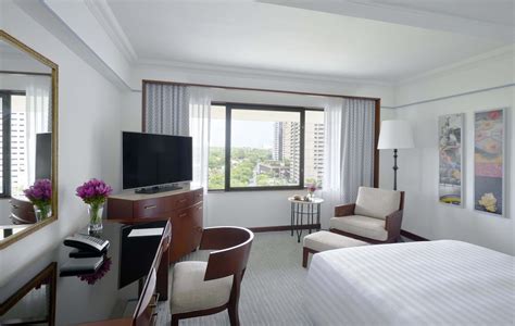 manila peninsula room rates per night